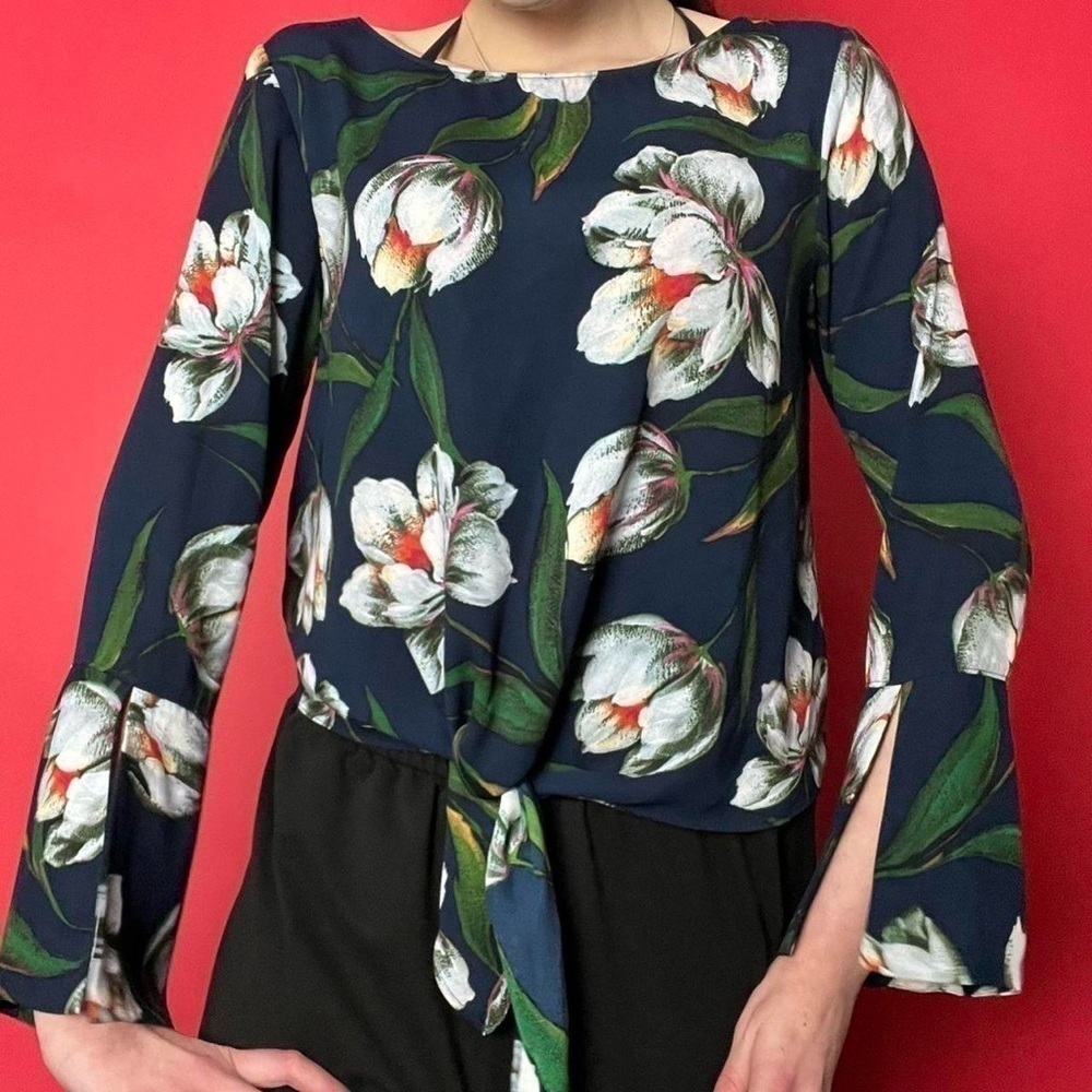 Floral loose almost bell sleeve tie top 💙💚​​​​​​​​​​​​​​​​​​